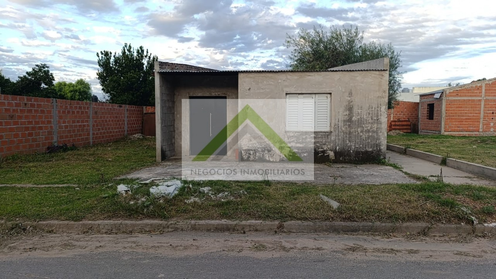 Venta Amplio Terreno+Constuccion en Strobel, Diamante