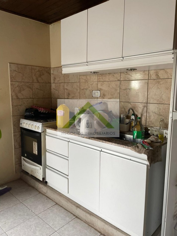 VENTA DE CASA CON GRAN TERRENO- STROBEL