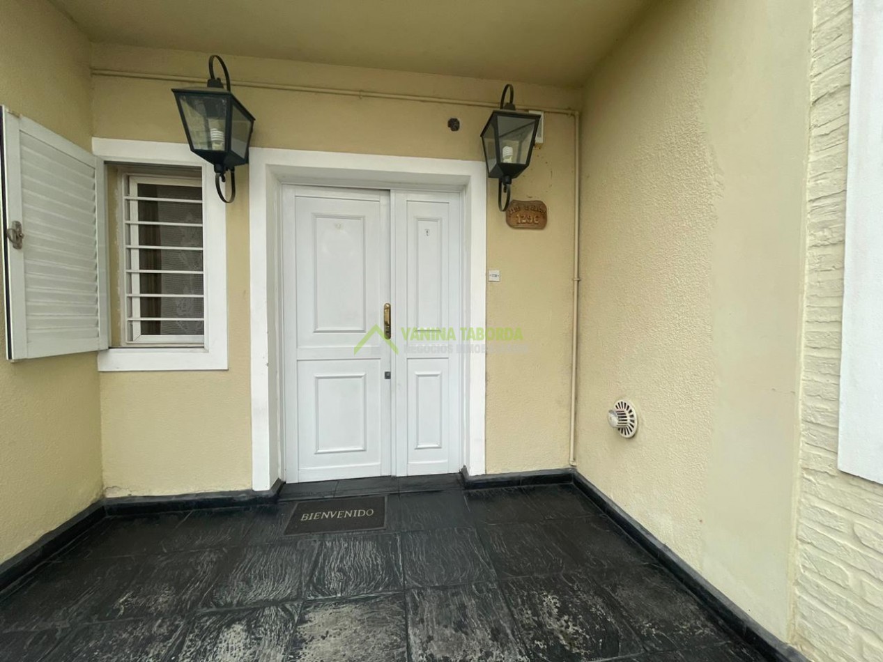 CASA EN  BARRIO ATRAA III, Tres dormitorios mas Local