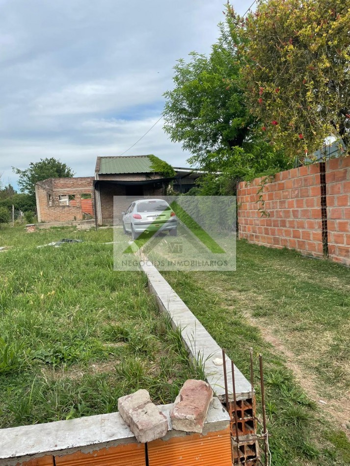 VENTA DE CASA CON GRAN TERRENO- STROBEL