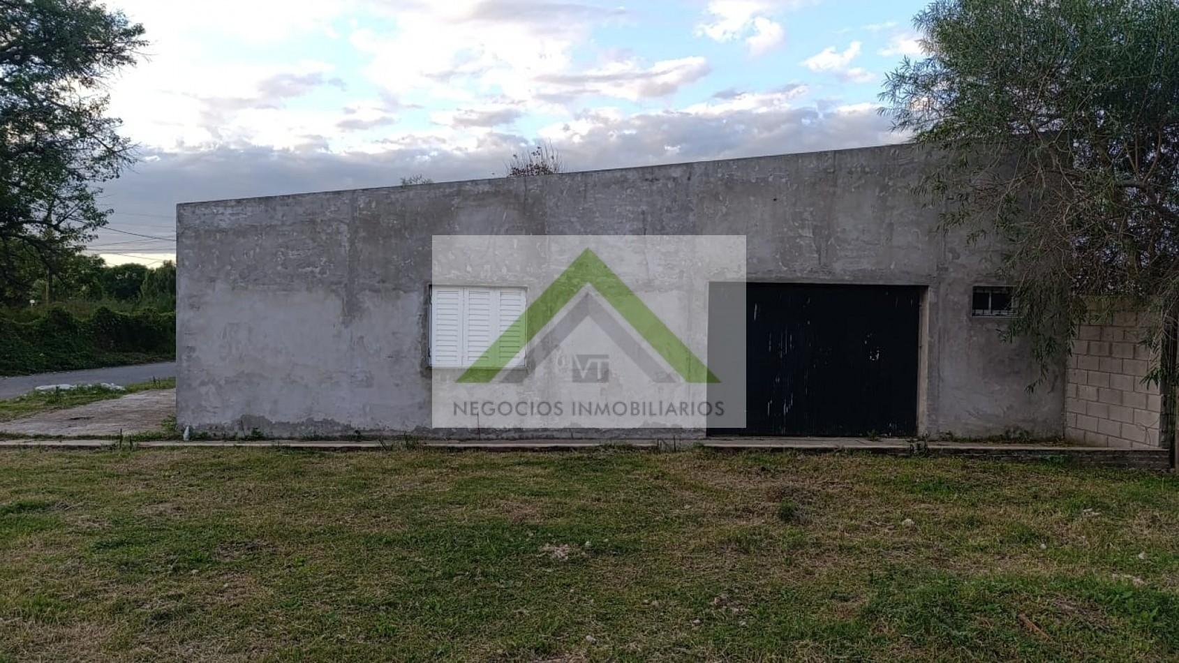 Venta Amplio Terreno+Constuccion en Strobel, Diamante